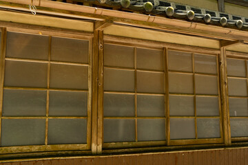 古い住宅の窓ガラス