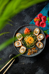 sushi gourmet con fondo negro