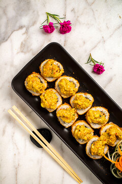 sushi gourmet con fondo marmol