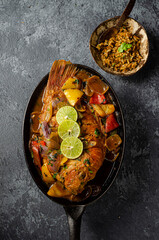 Pescado de alta cocina con limón en fondo negro