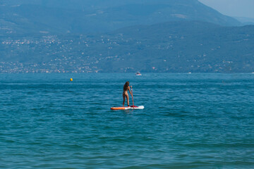 Stand up Paddling, Stehend auf dem Board am Gardasee