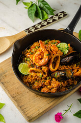 Arroz de mariscos en plano macro