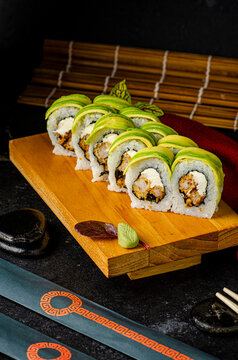Sushi con aguacate con estera de fondo