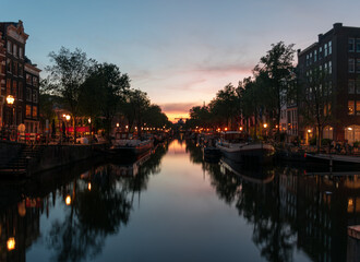 Obraz premium city canal at night