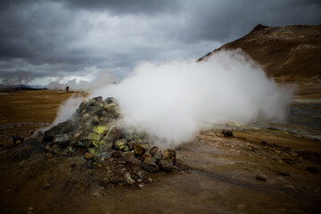 Chimenea de humo en zona geotermal