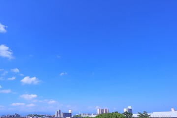 Obraz premium 空 さわやかな青空 町並みのある空背景