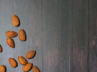 アーモンド　木目背景　文字入れ