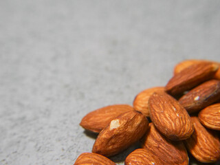 無塩アーモンド　美味しい　コンクリ背景