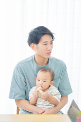 リビングに居る母親と赤ちゃんのポートレート