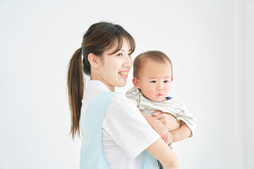 赤ちゃんを抱っこする保育士