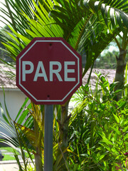 Placa de tr&acirc;nsito PARE (STOP) no Brasil