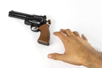 玩具の銃を掴もうとする男の手物（日本人、30代、顔無し）