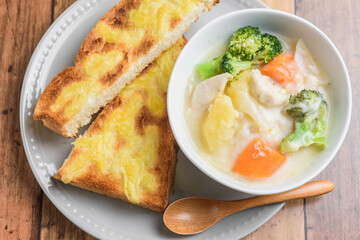 クリームシチューとチーズトースト