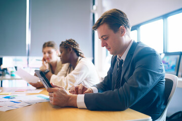 Businesspeople discussing the company’s development at the meeting