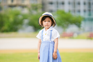 幼稚園の制服の少女