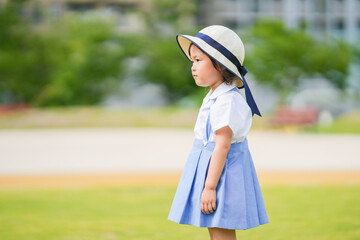 幼稚園の制服の少女