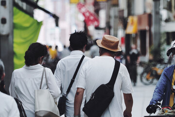 Obraz na płótnie Canvas 大阪の街を歩く人々