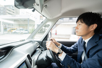 運転する男性