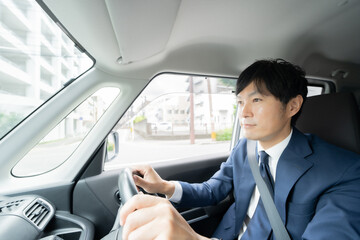 運転する男性