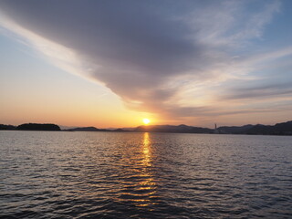 Fototapeta na wymiar 船上から見る夕日