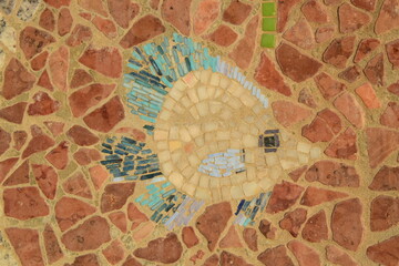 Buntes Mosaik mit Fisch am Meer