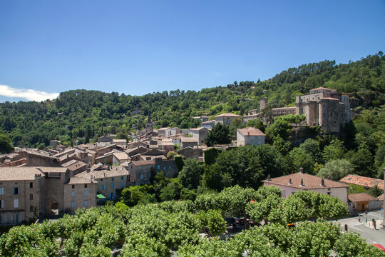 Panorama sur la ville de Largenti&egrave;re (Ard&egrave;che) domin&eacute;e par son ch&acirc;teau