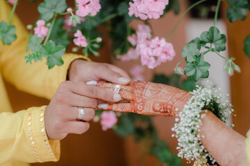 henna on hands