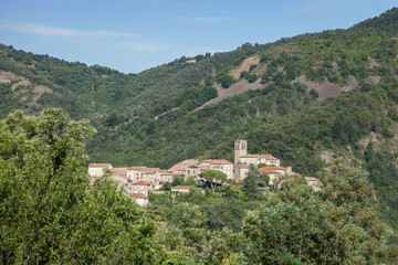 Fototapeta na wymiar Le village d'Antraigues (Ardèche) dans la montagne ardéchoise