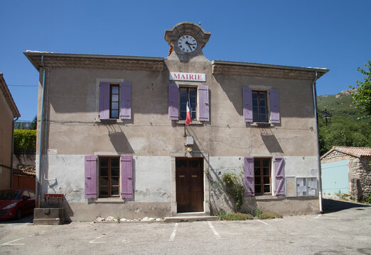 La petite mairie de Valgorge (Ardèche) et son horloge