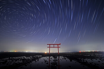 大魚神社の海中鳥居と星空