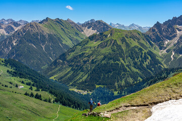 Urlaub im Kleinwalsertal, Österreich: Wanderung in der Nähe von Baad zum Grünhorn mit Blick Richtung Westen zum Elfer, Mädelegabel mit zwei Männern