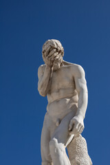 Statue de Caïn venant de tuer son frère. Jardin des Tuileries à Paris. Emplacement libre pour le...