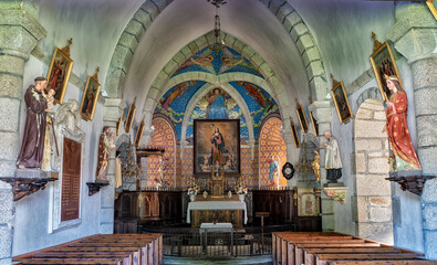Fototapeta na wymiar Eglise Saint-Allyre Sainte-Anne à Basville, vue intérieure