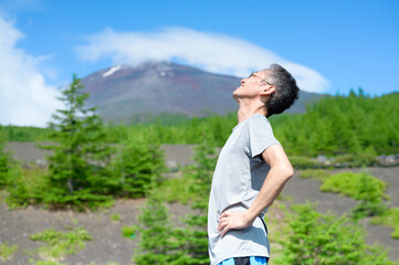 富士山を見上げる男性　登山　トレッキング
