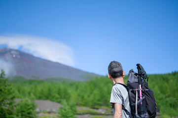 富士登山に挑戦する男性　山登り　挑戦
