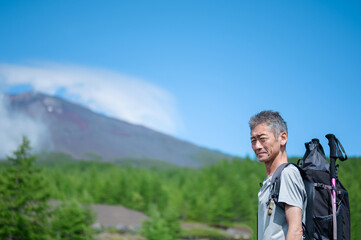 Naklejka premium 険しい顔で登山に挑戦するシニア男性 