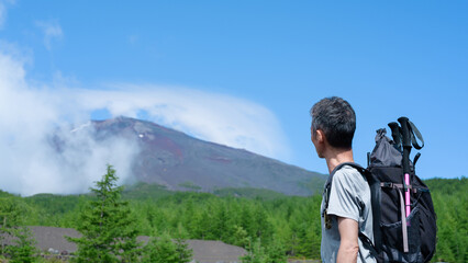 Fototapeta na wymiar 富士登山に挑戦する男性　富士山バック　 