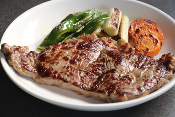 大きなビーフステーキ肉