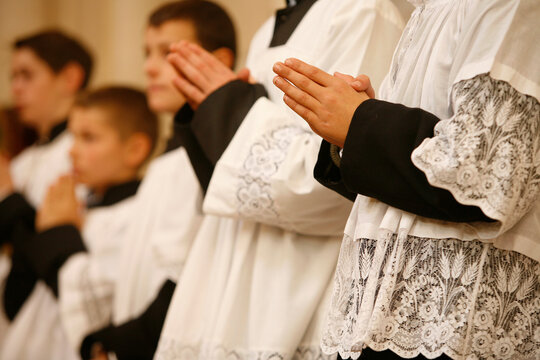 Traditionalist Mass In Notre-Dame Du Carmel Chapel