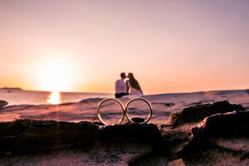 Obraz premium silhouette of a couple on their wedding day with a sunset in the background