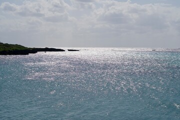 The view of the sea reflected by the sun's rays in myriad ways