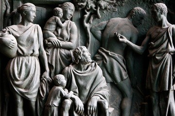 Obraz premium Milan Duomo gate sculpture