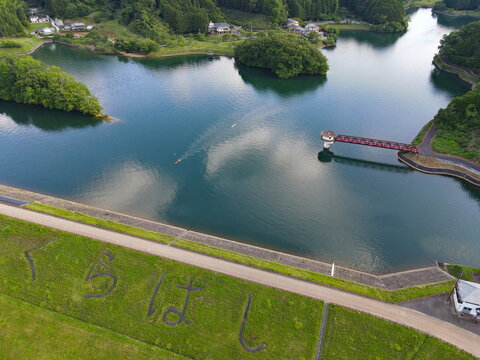 倉橋ダムでのカヌーの練習風景を空撮した写真
