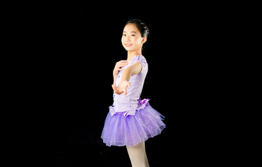 Naklejka premium ダンス衣装を着た少女 バレエ フィギュアスケート 新体操