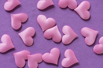 Obraz premium close up of soft pink pillow hearts on purple paper