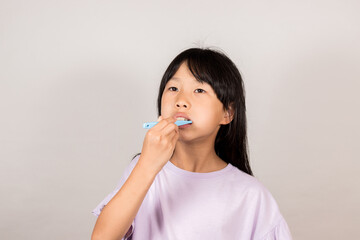 歯磨きをしている小学生の女の子の様子