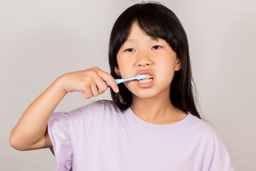 歯磨きをしている小学生の女の子の様子