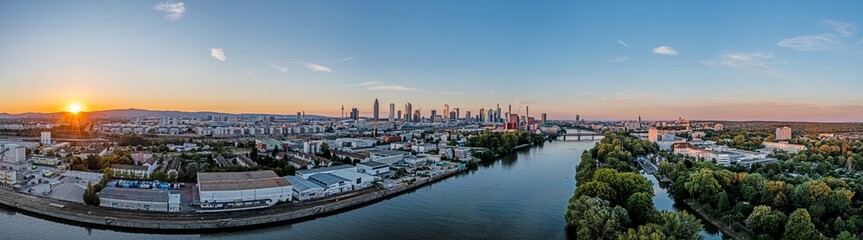 Obraz premium Panoramic view over Main river and Frankfurt skyline with setting sun