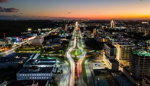 ciudad de noche Cancun Mexico drone aerial