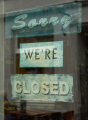 Sorry we`re closed Schild im Schaufenster/an der Eingangstür hängend, vertikal 
